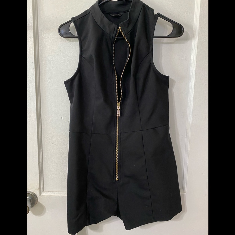 Guess cute romper. Gold zipper